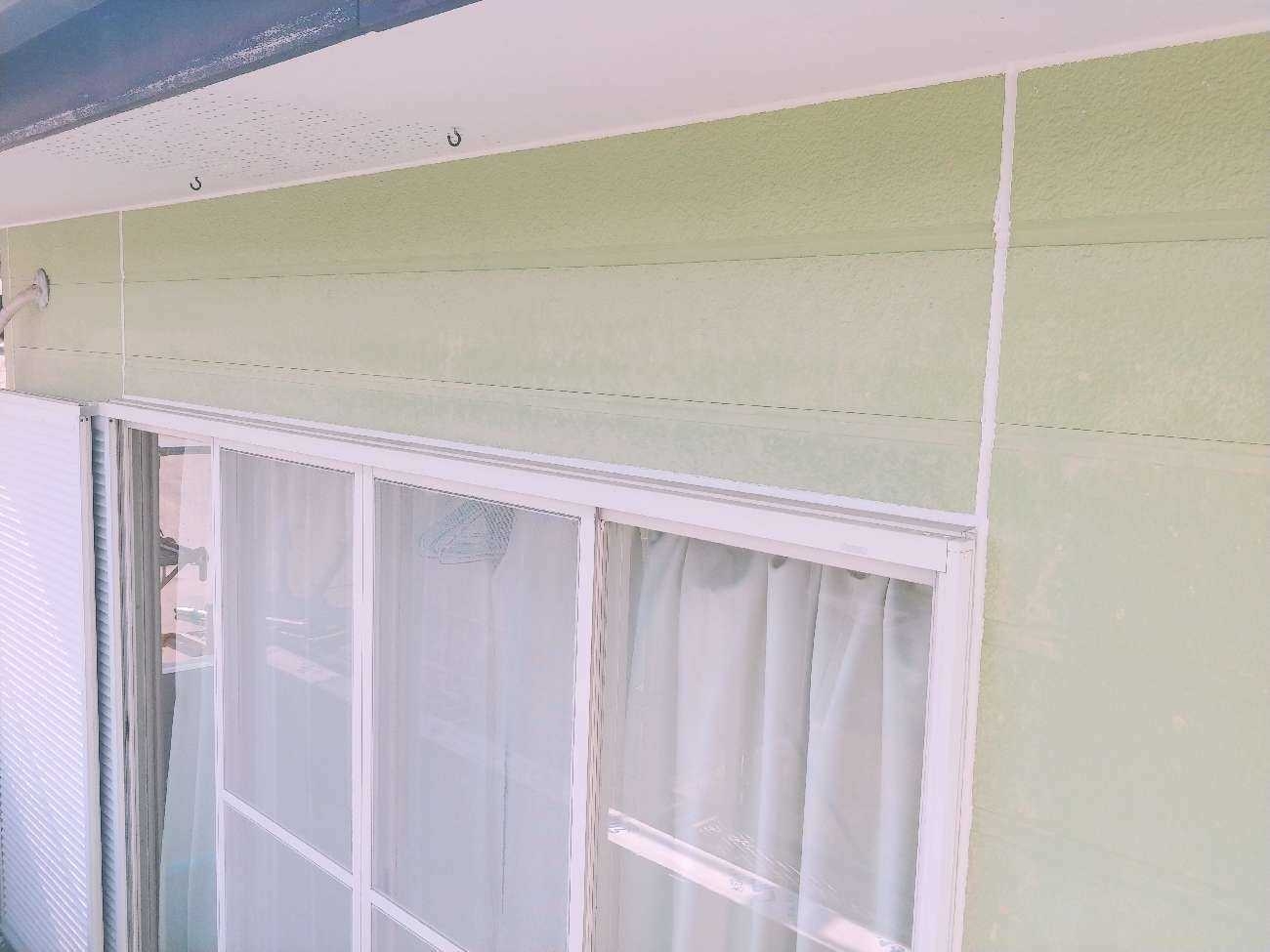 窓枠と目地のシーリング施工後